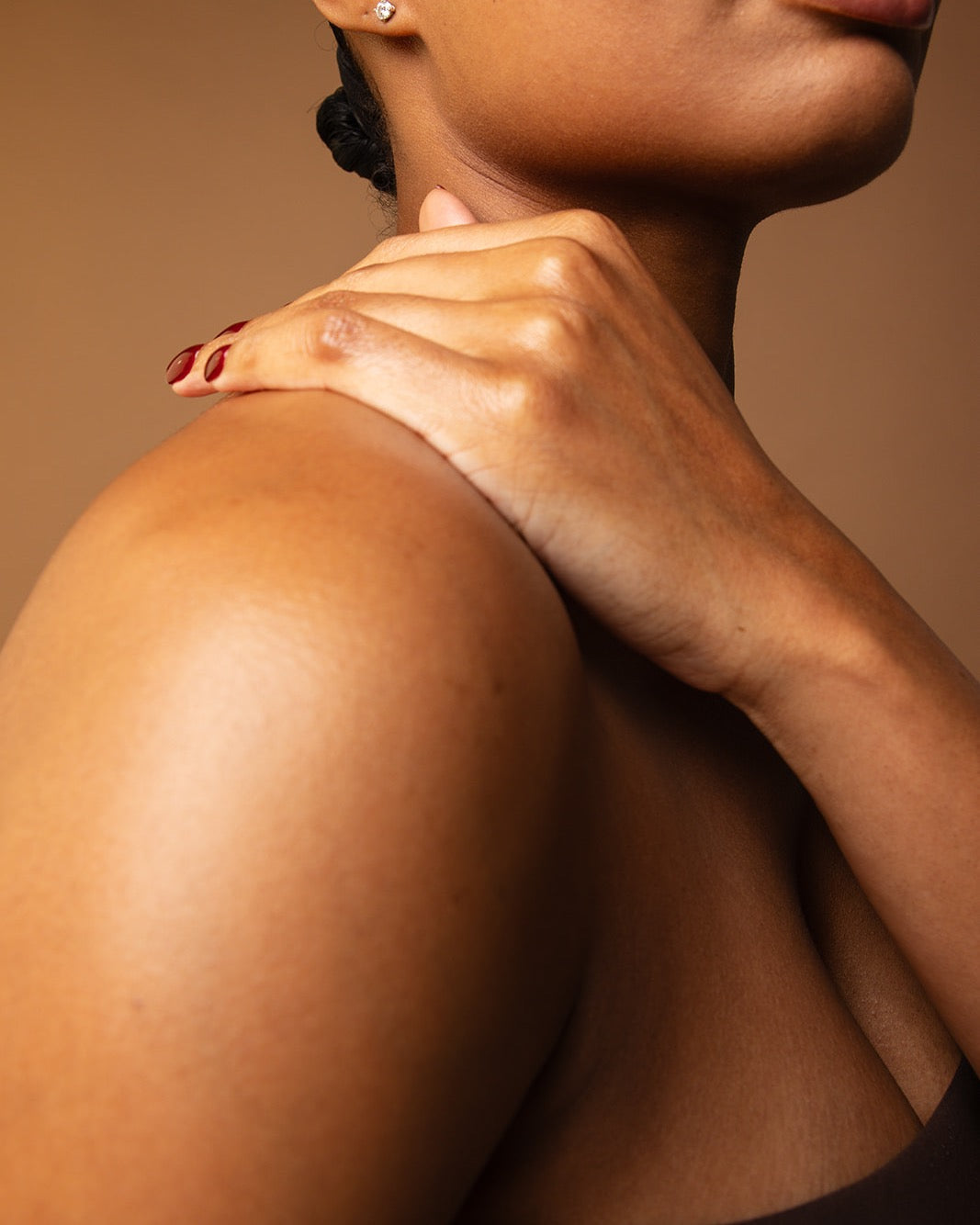 Naturally hydrated glowing skin after a body care ritual